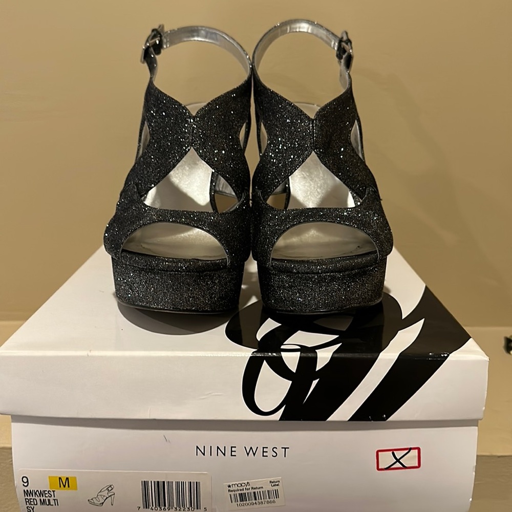 Women’s 9.5 Nine West, Black&Silver Sparkly Platform Sandal. Gently worn